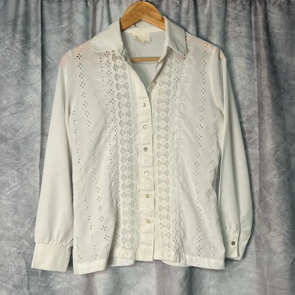 Lee Mar Pageant Vintage 1970s Ivory Blouse with Embrioidered Floral Cutouts - Picture 6 of 11